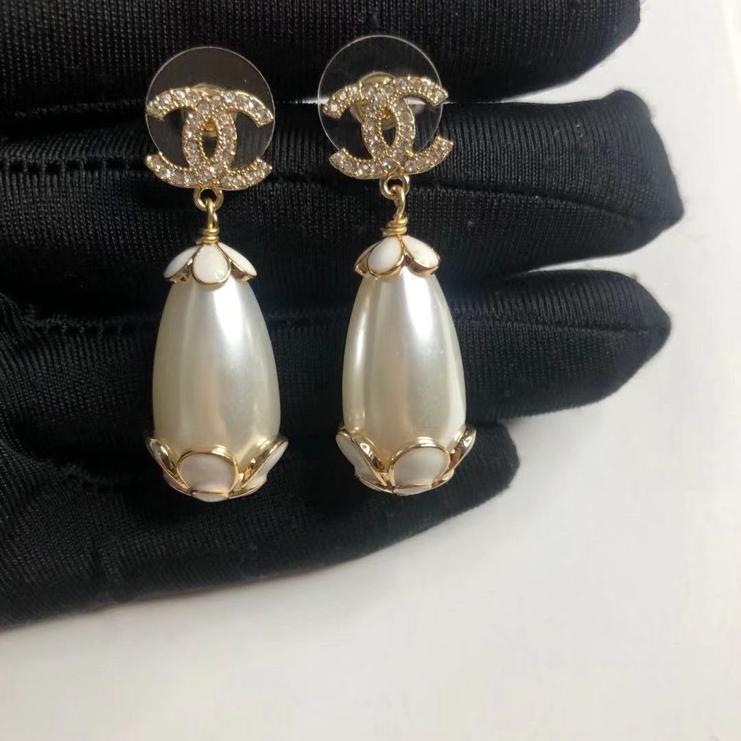 (C earrings) Small fragrant vintage earrings